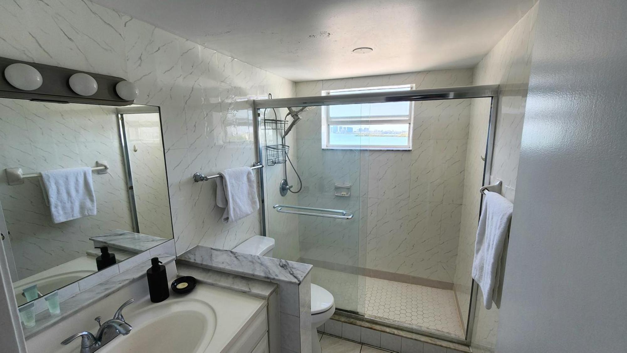 Bayfront Apartment Breathtaking Views- One Bedroom W Balcony- Living Room -Free Parking Miami Beach Exterior foto